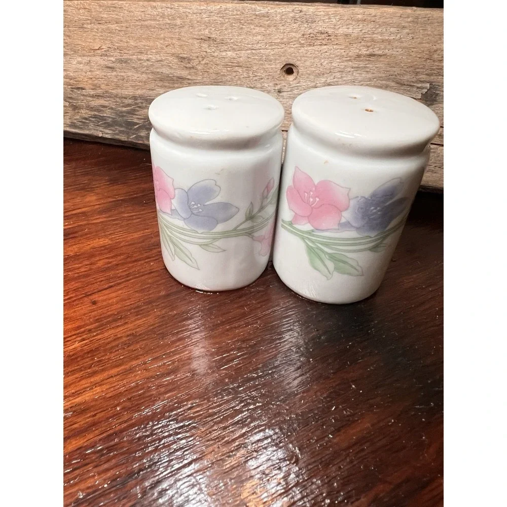 White Column Trumpet Vine Flower Salt and Pepper Shakers Ceramic Classic